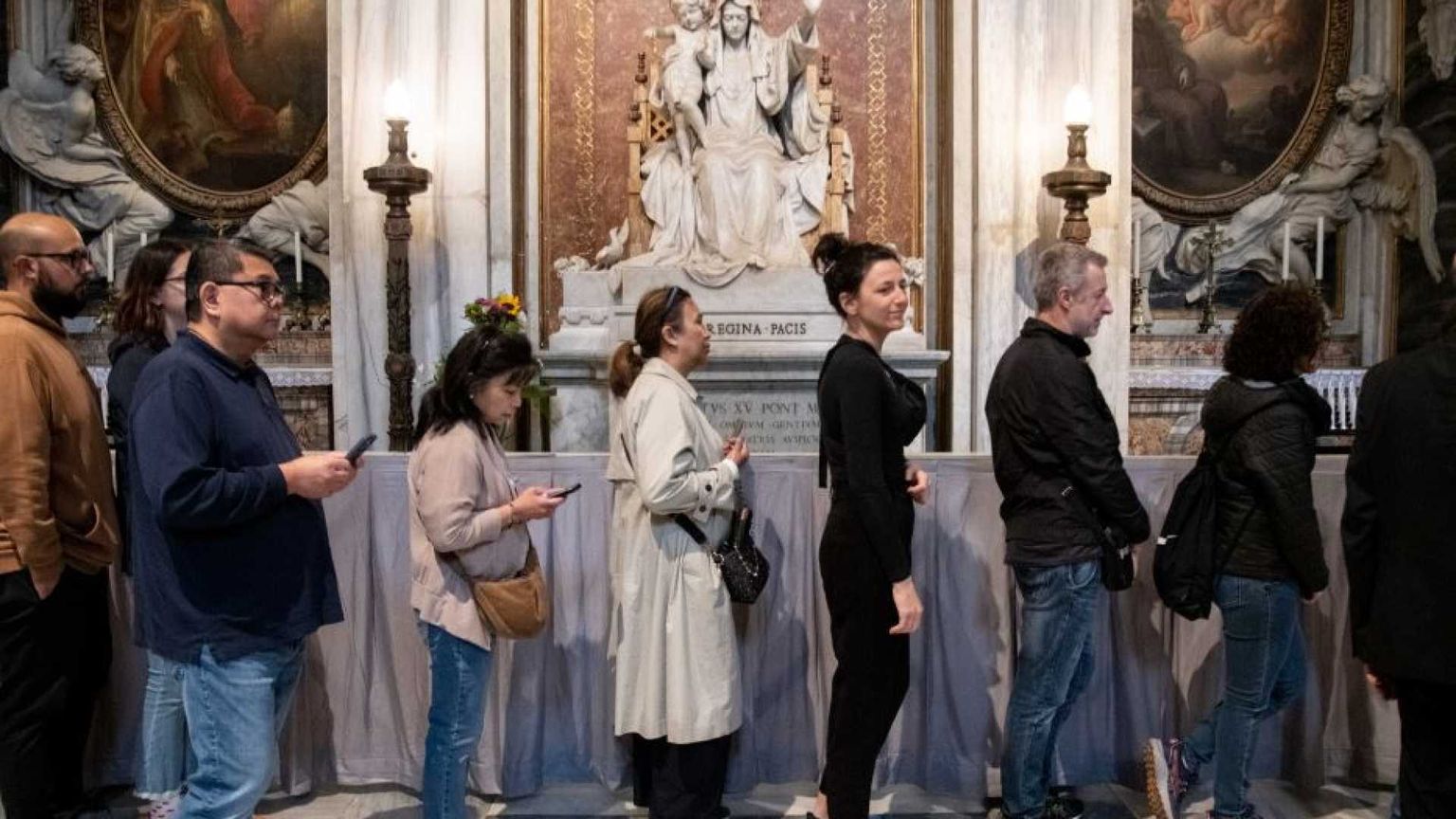 Un mese fa la morte di papa Francesco, sulla sua tomba l'affetto dei fedeli