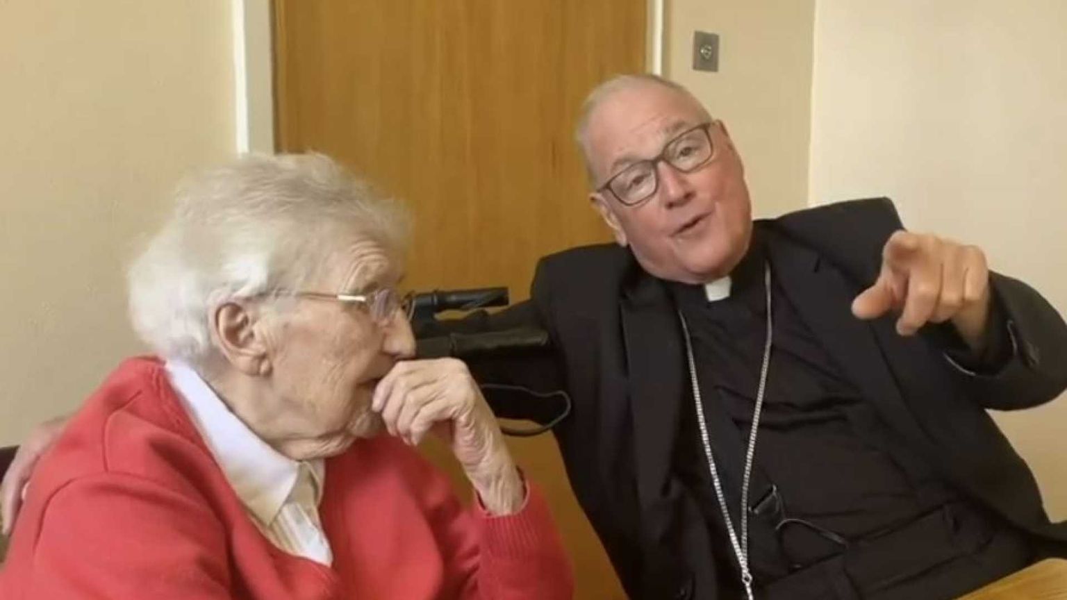 L'omaggio del cardinale Dolan alla suora centenaria sua «madre spirituale»