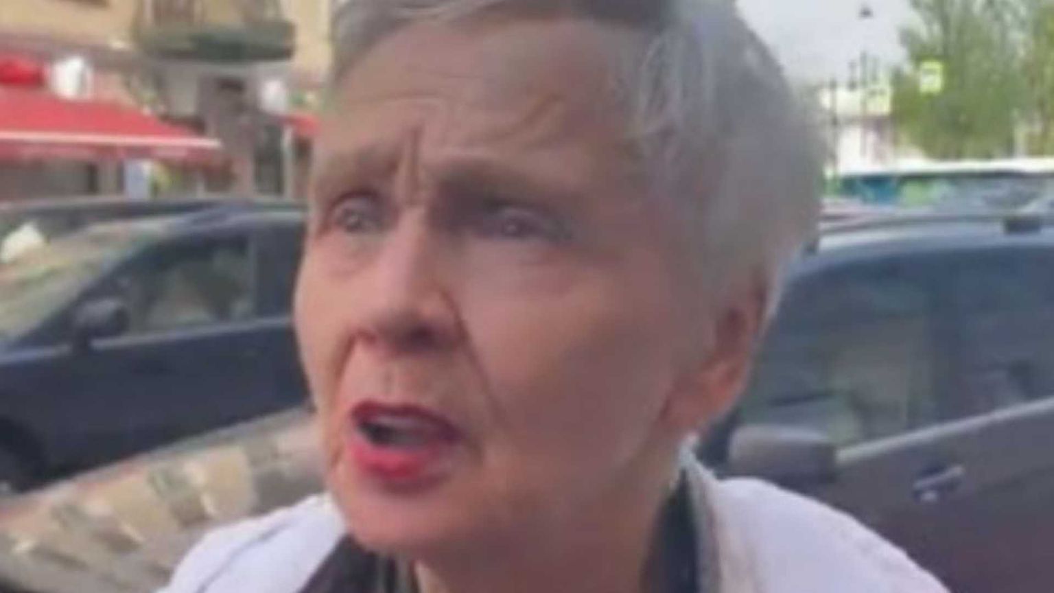 84enne condannata per un cartello "no alla guerra". Ricoperta di fiori