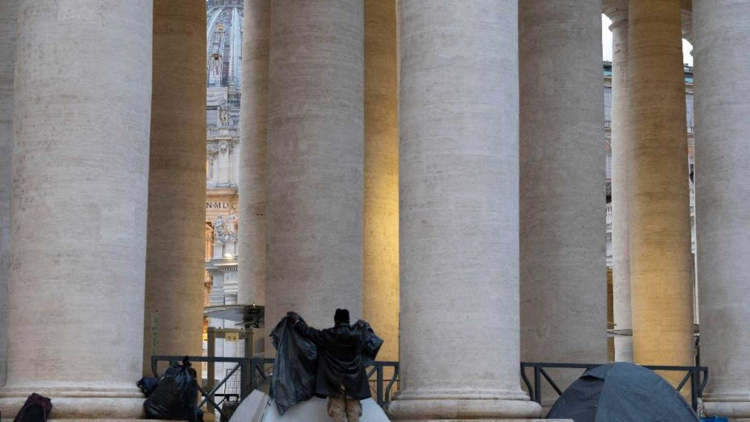 Il Papa dona 5mila croissant ai clochard di Roma