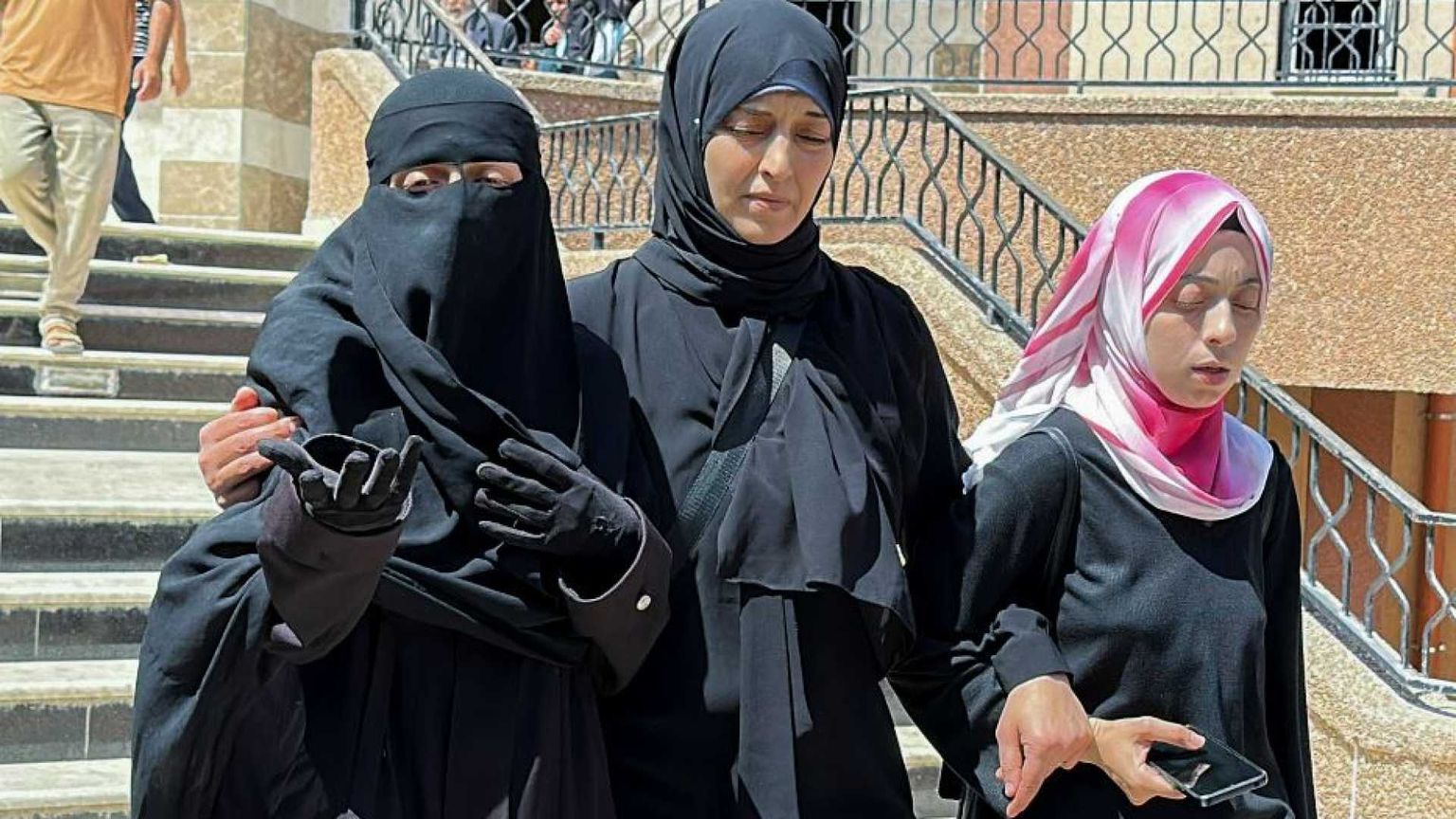 Lo strazio di Alaa, la pediatra che ha perso 9 dei suoi 10 figli in un raid