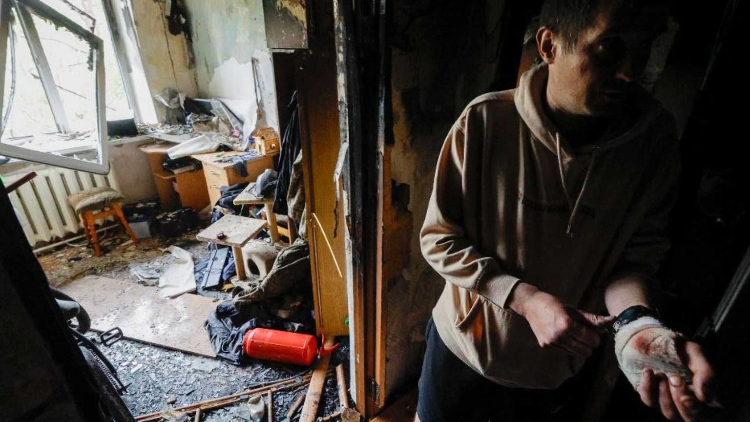 Droni e missili su Kiev, 15 feriti. Zelensky: «Più sanzioni alla Russia»