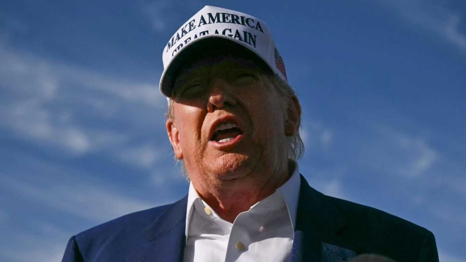 L'ennesimo dietrofront di Trump sui dazi per l'Ue. E Putin «è impazzito»