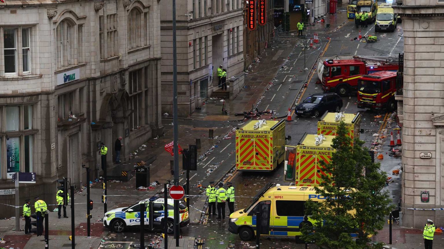 Liverpool choc, auto investe pedoni alla parata. Sono 27 i feriti