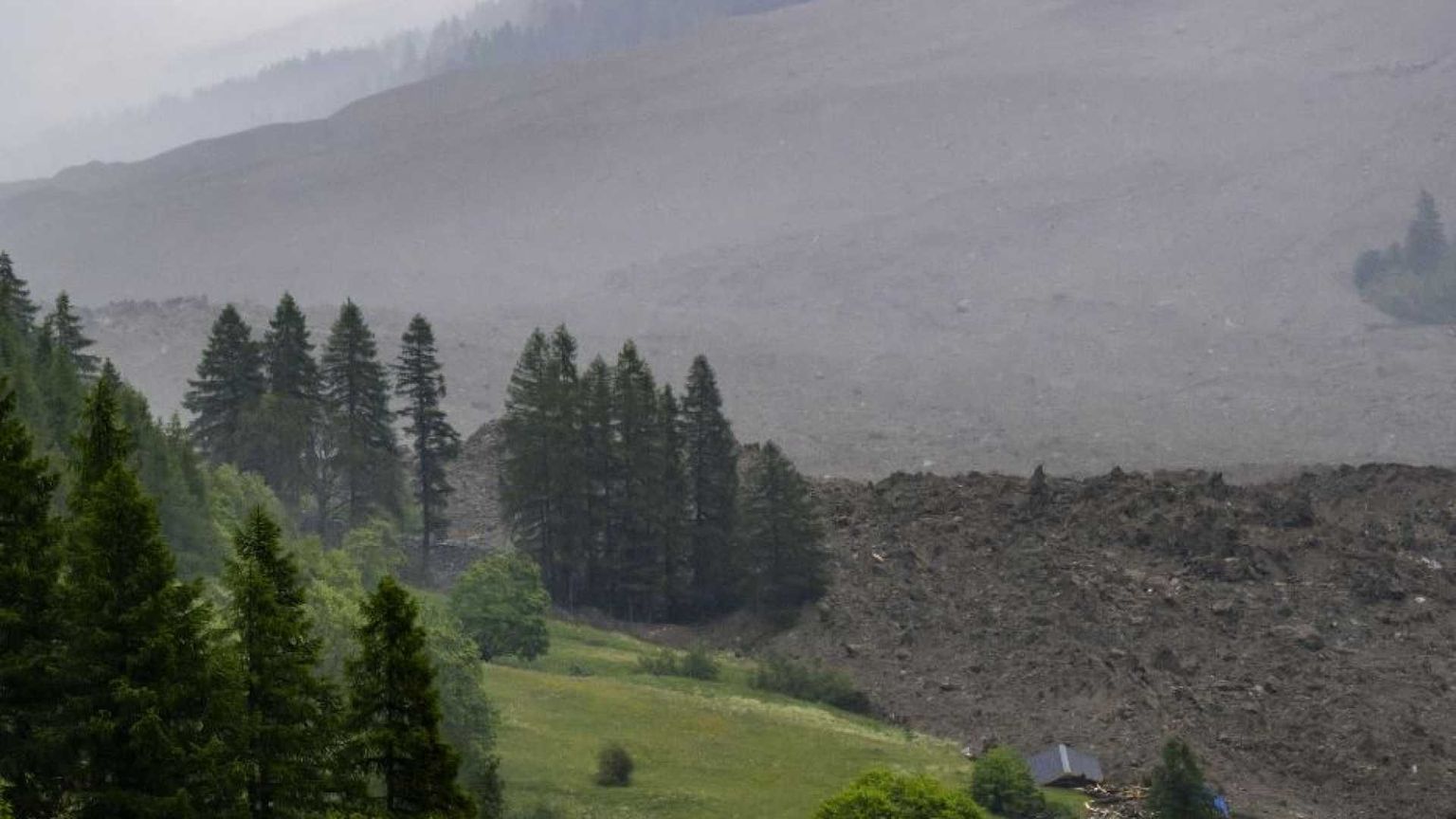 Crolla il ghiacciaio di Blatten, enorme frana travolge il villaggio