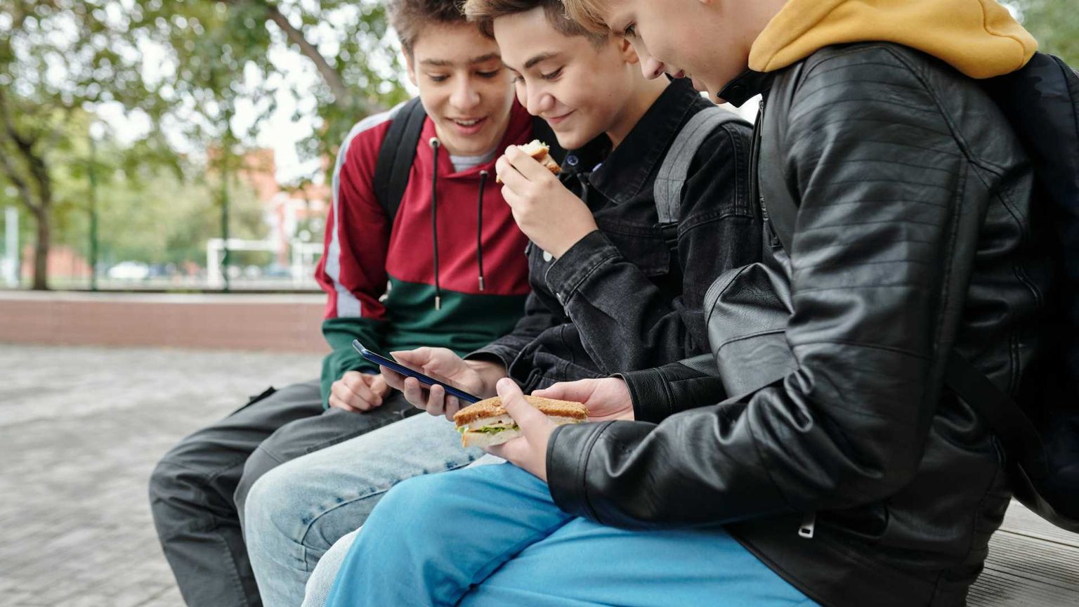 Ecco la stretta Ue su social e minori: più controlli e verifiche dell’età