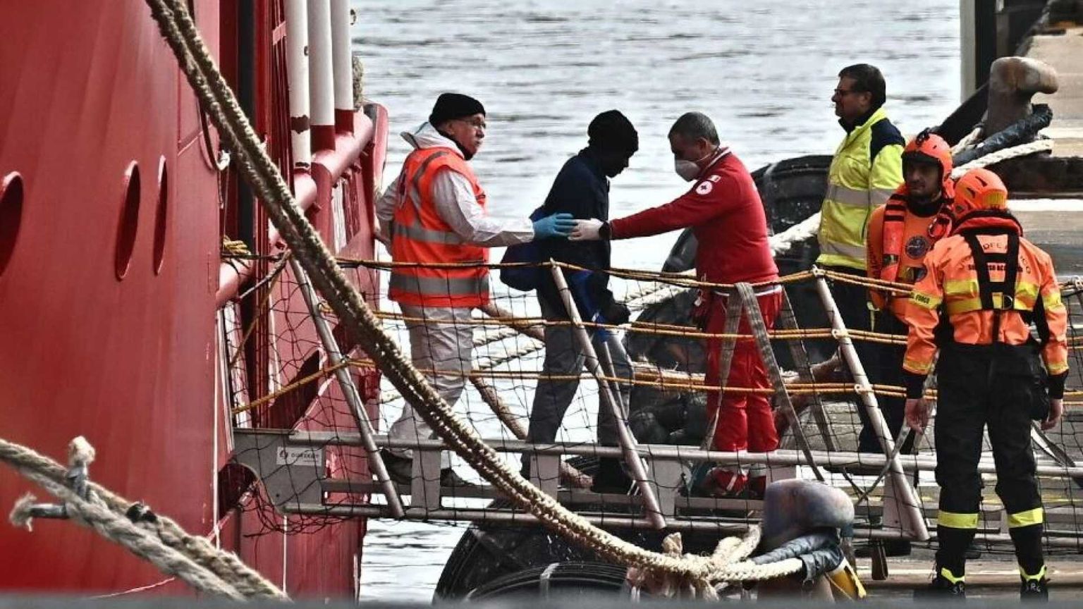 Ustionata sul barcone, muore a 16 anni dopo aver ritrovato la madre