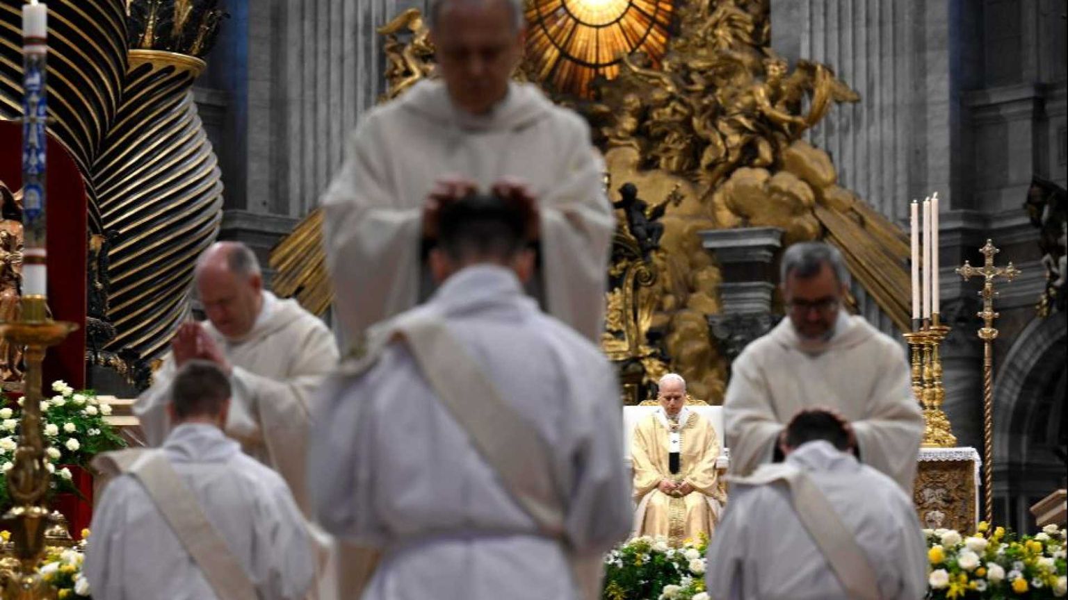 Dall'ex manager all'ex ufficiale: chi sono gli 11 preti ordinati da Leone XIV