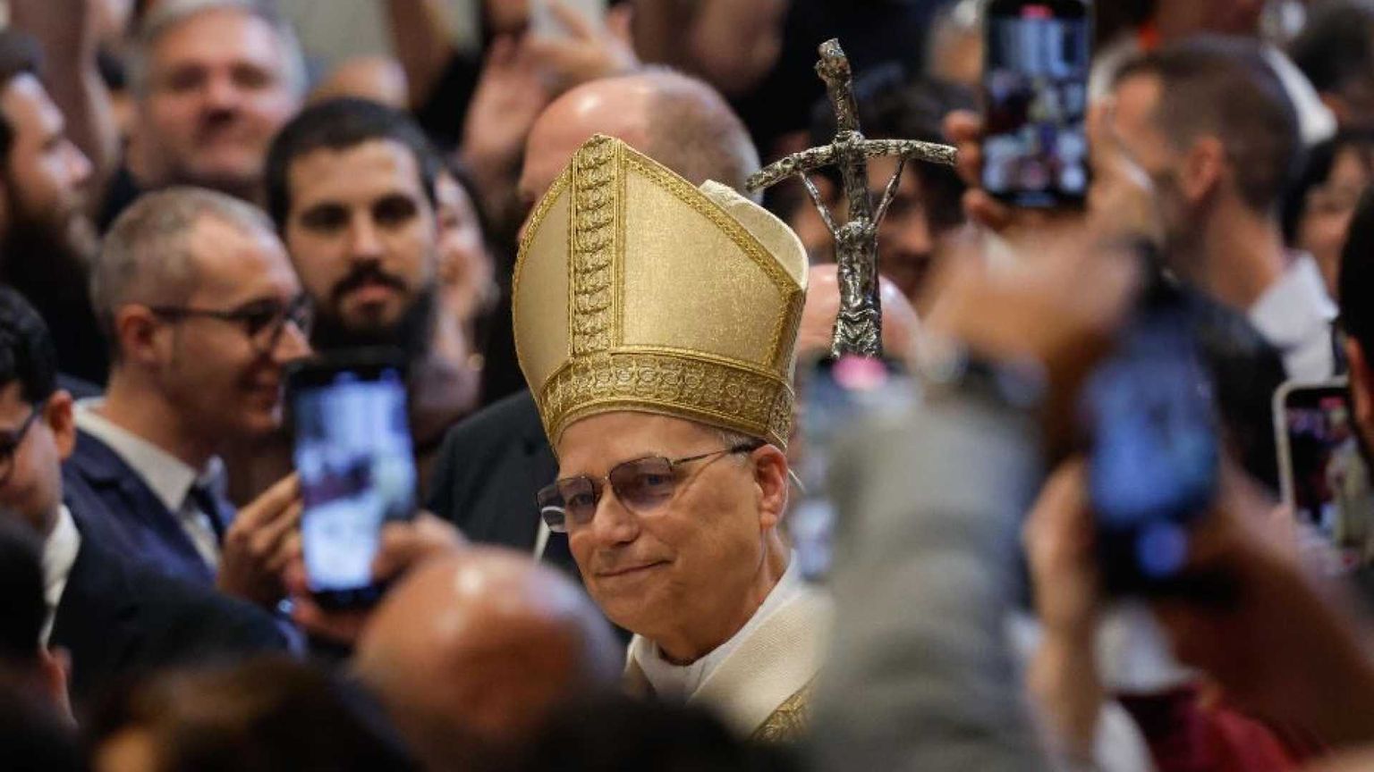 Leone XIV: non perfetti ma credibili. I preti facciano spazio ai fedeli