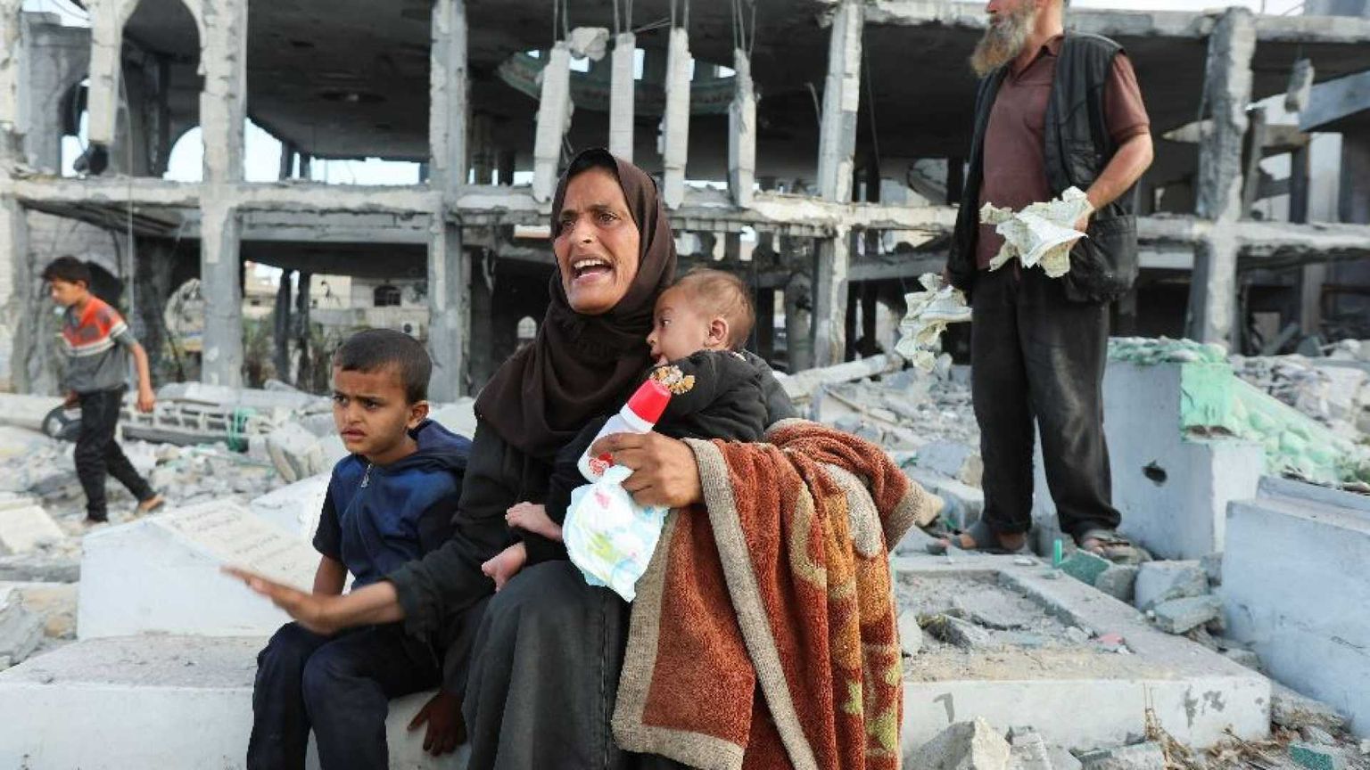 Adam rimasto solo con mamma Alaa. Ma questa è una storia di vita