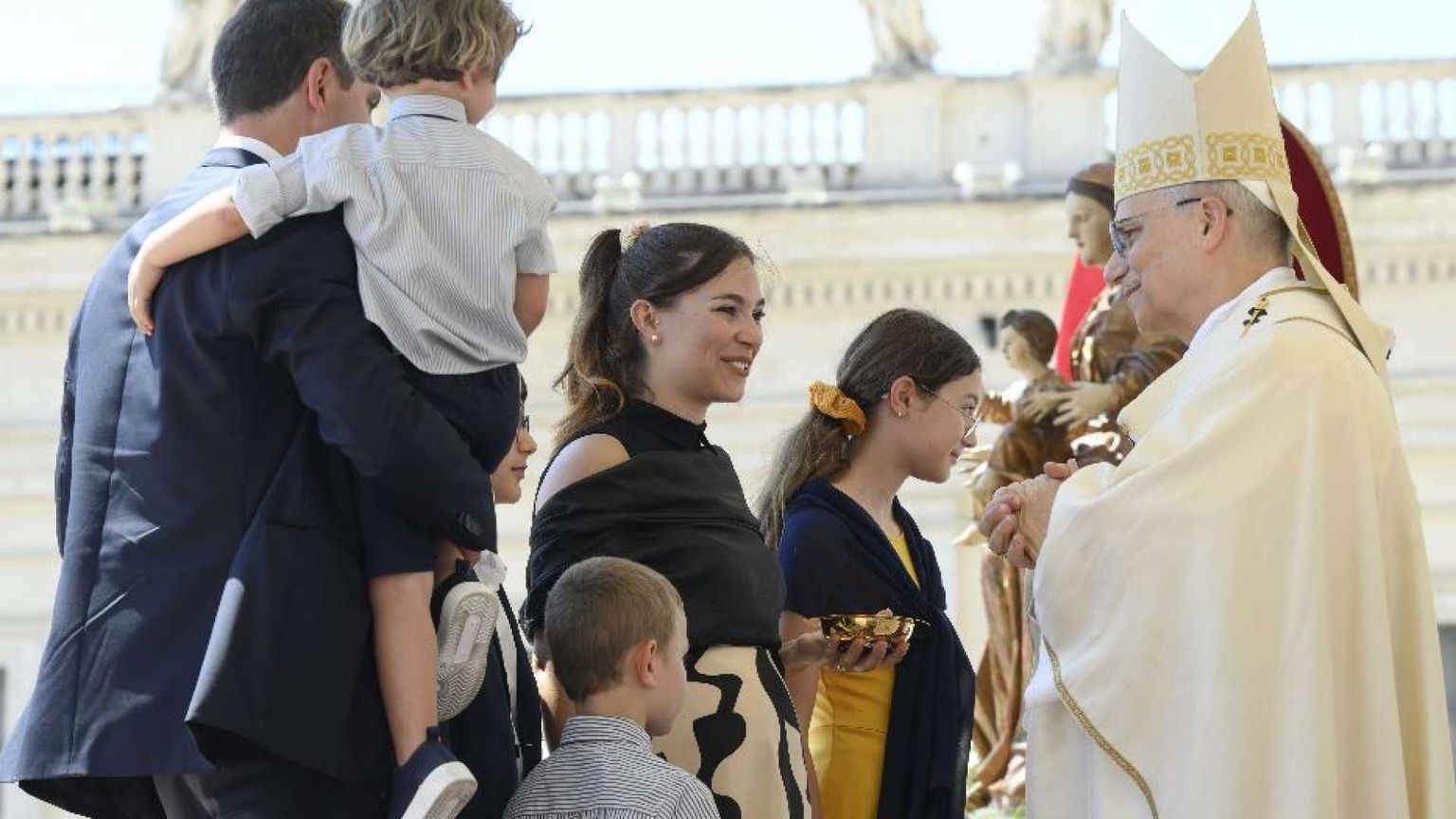 Il Papa: accanto alle famiglie che soffrono per la guerra