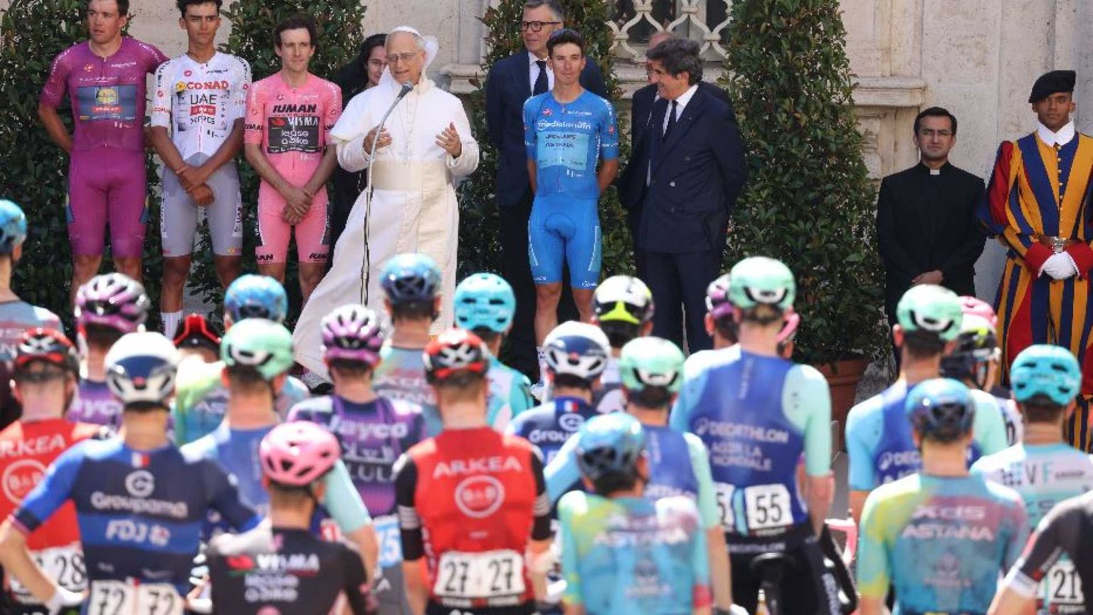Il Giro d’Italia in Vaticano. Il Papa: lo sport è importante
