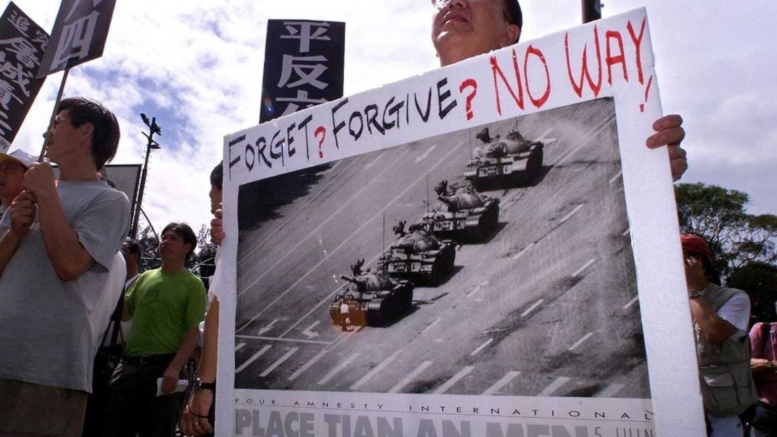 Tienanmen, il mondo non dimentica quel ragazzo davanti ai carri armati