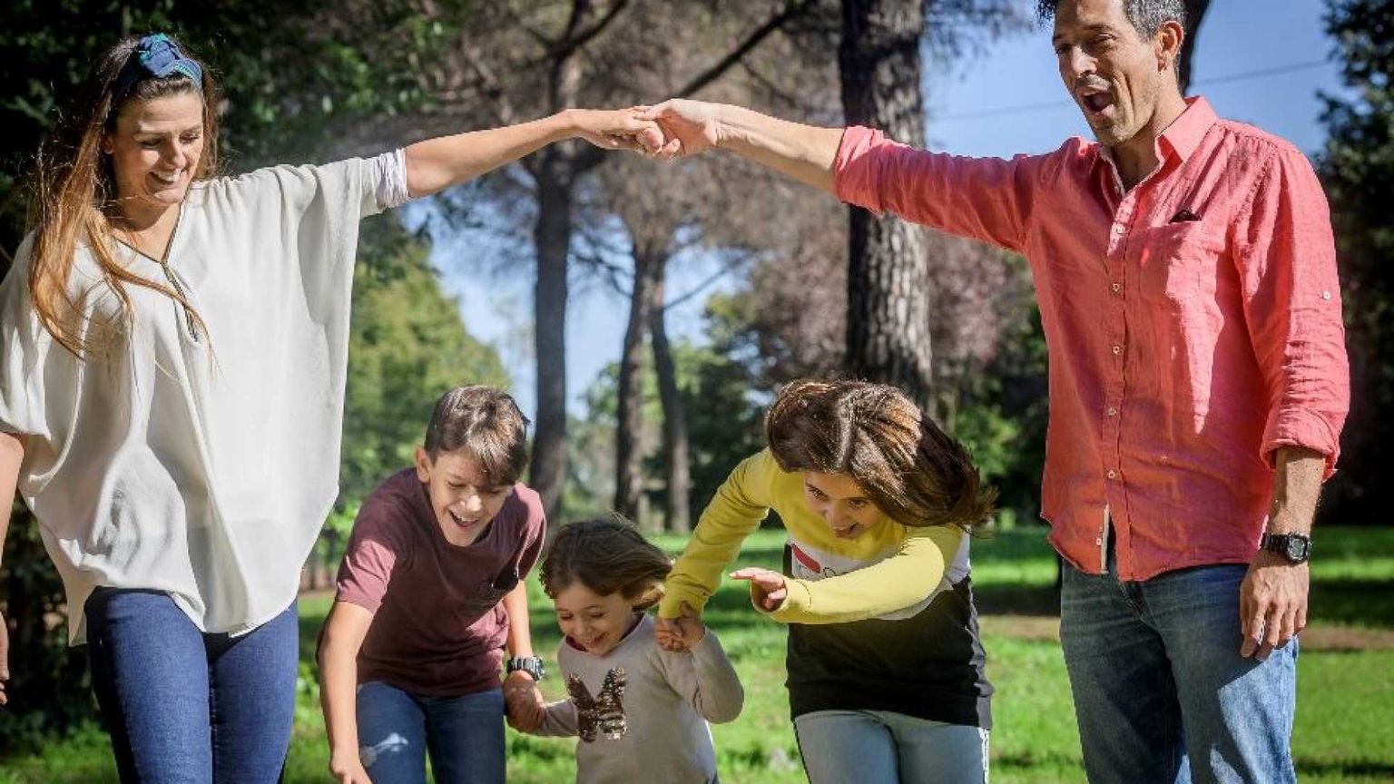 I giovani hanno voglia di fare figli ma la società non riesce a sostenerla