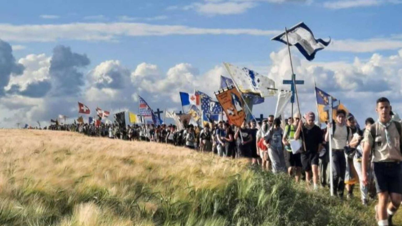 I 19mila in marcia da Parigi a Chartres: la fede che risveglia la Francia