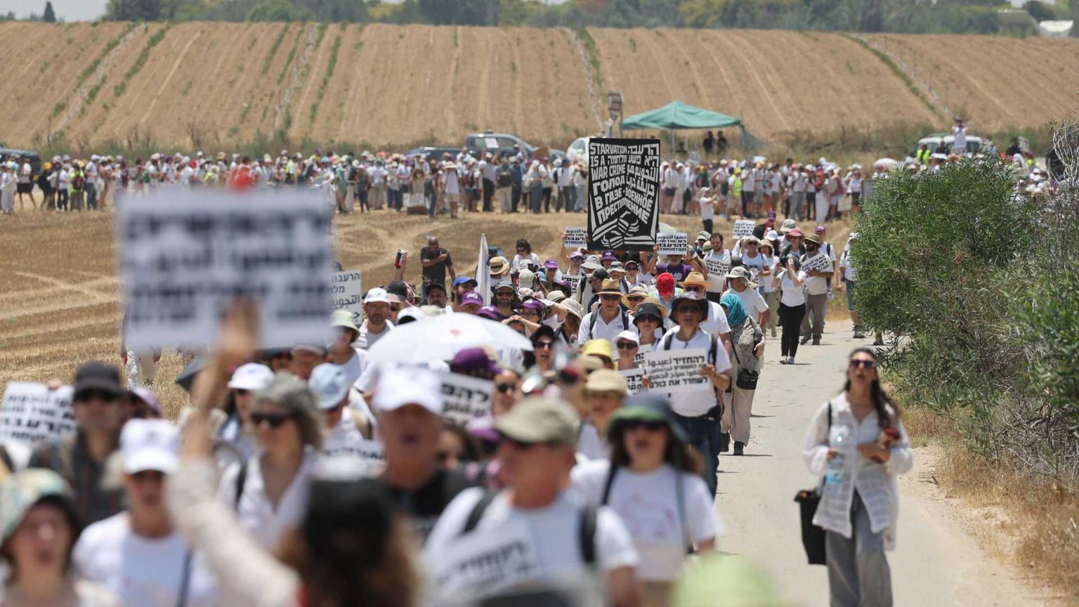 «Il cibo e gli aiuti li portiamo noi». La marcia degli israeliani verso Gaza