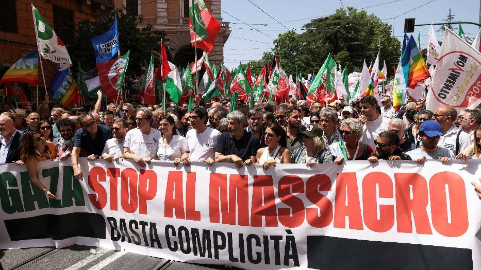 La manifestazione per Gaza a Roma: «Siamo 300mila. Stop al massacro»