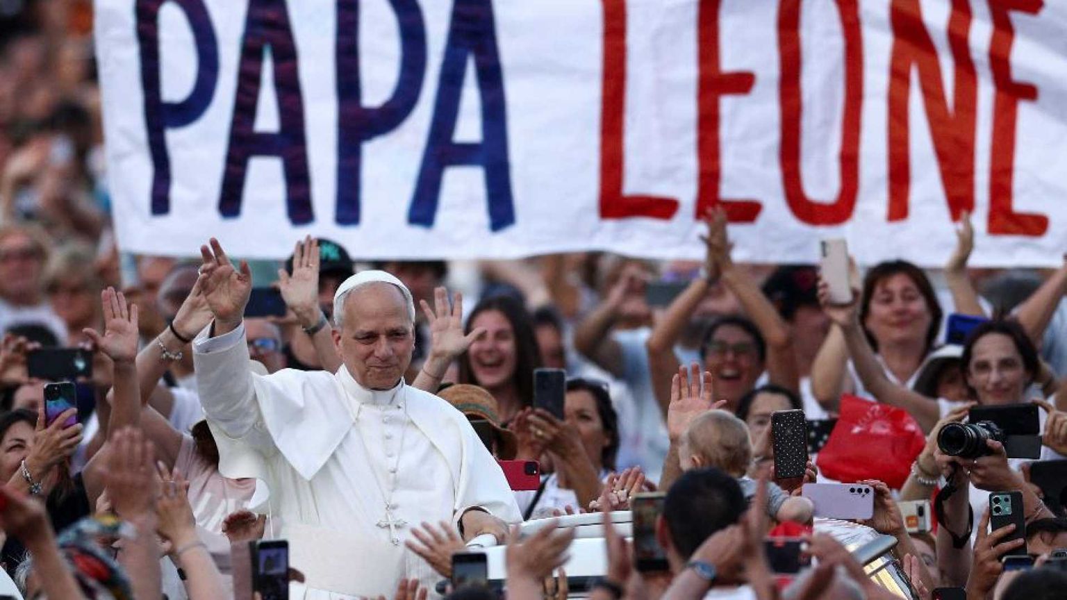 Il Papa: «Non più predatori, ma pellegrini. Così tornerà la pace nel mondo»