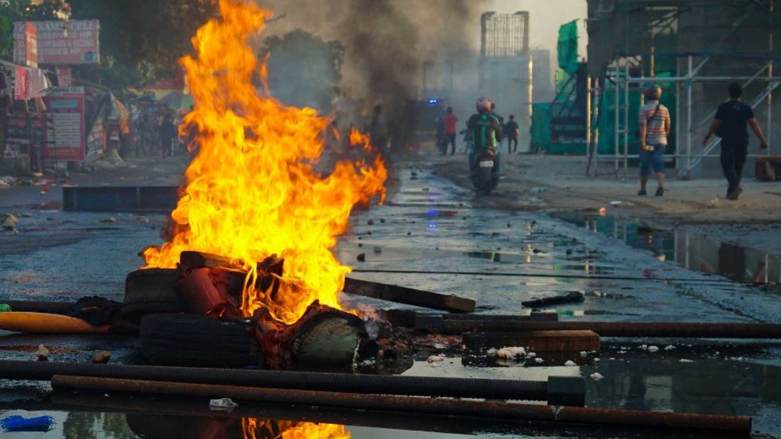 Non basta obbligarli a spegnere il cellulare se non ascoltiamo il loro dolore