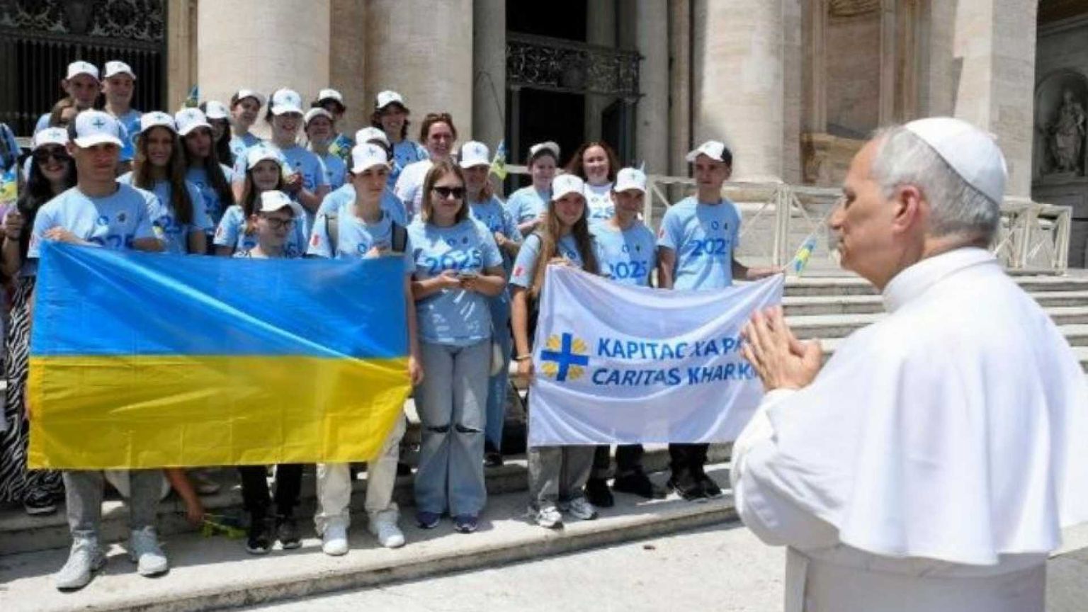 Tania e i ragazzi ucraini dal Papa: «Viviamo l'inferno, sogniamo la pace»