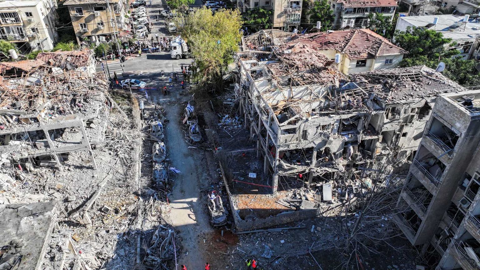 Iran, Israele brucia il petrolio. Bombe sui terminal del Golfo