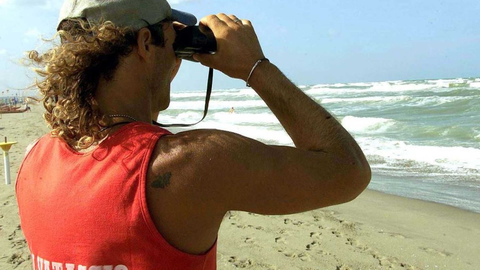 Si tuffa per soccorrere due turisti: annega immigrato "eroe"