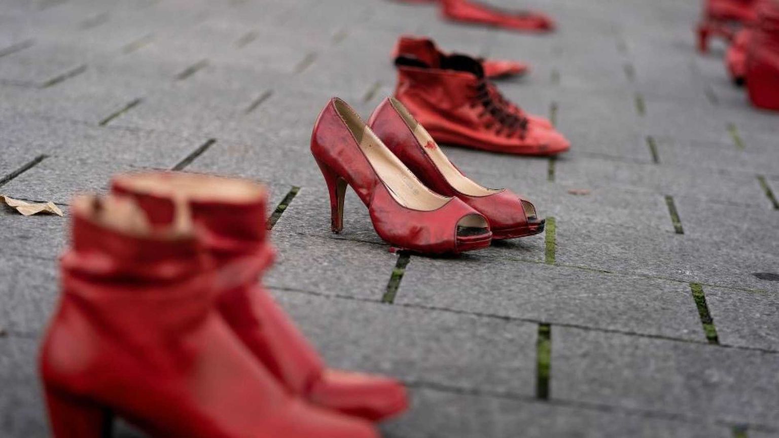 Uccisa in strada dall'ex-marito davanti ai passanti