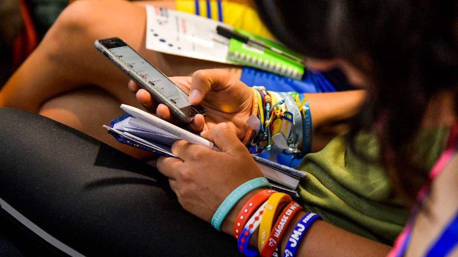 «Stop ai cellulari anche alle scuole superiori»