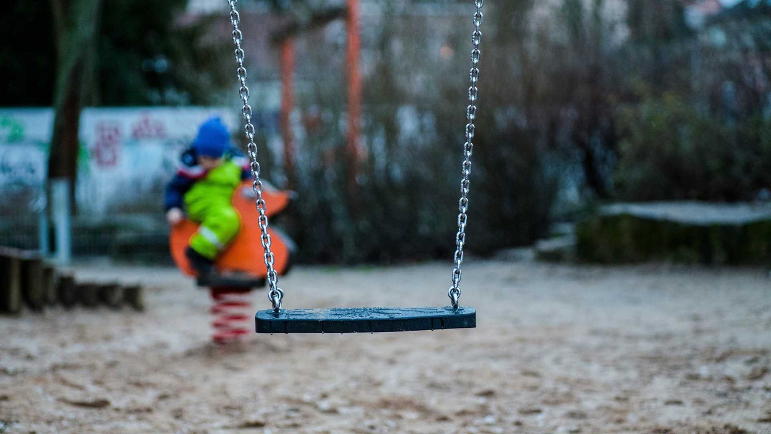 Troppo grande per l'altalena: un quattordicenne è stato multato a Rimini