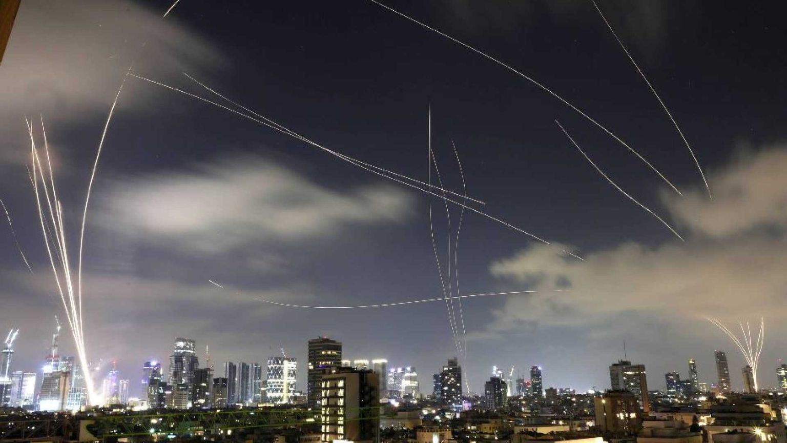 Khamenei: «Inizia la battaglia». Trump lancia l'ultimatum: «Arrendetevi»