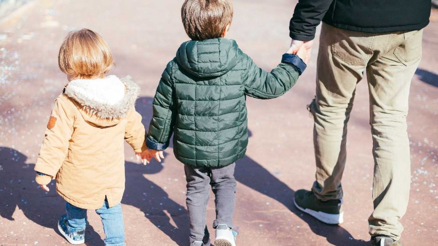 Confusi, incerti e maschilisti. La deriva dei giovani padri