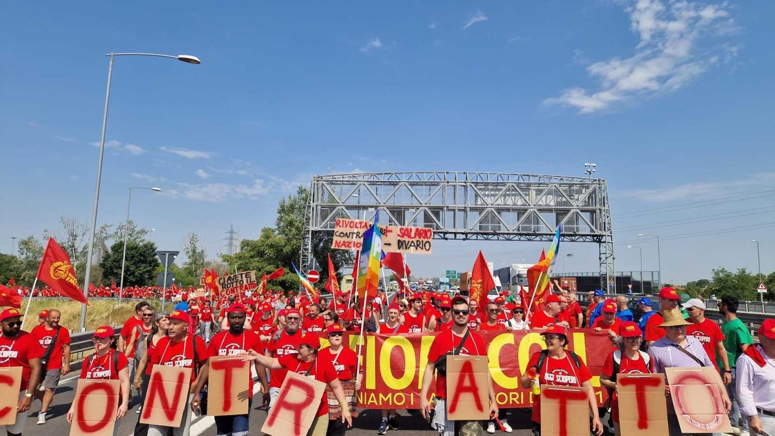 Il venerdì nero del doppio sciopero: migliaia in piazza per i salari