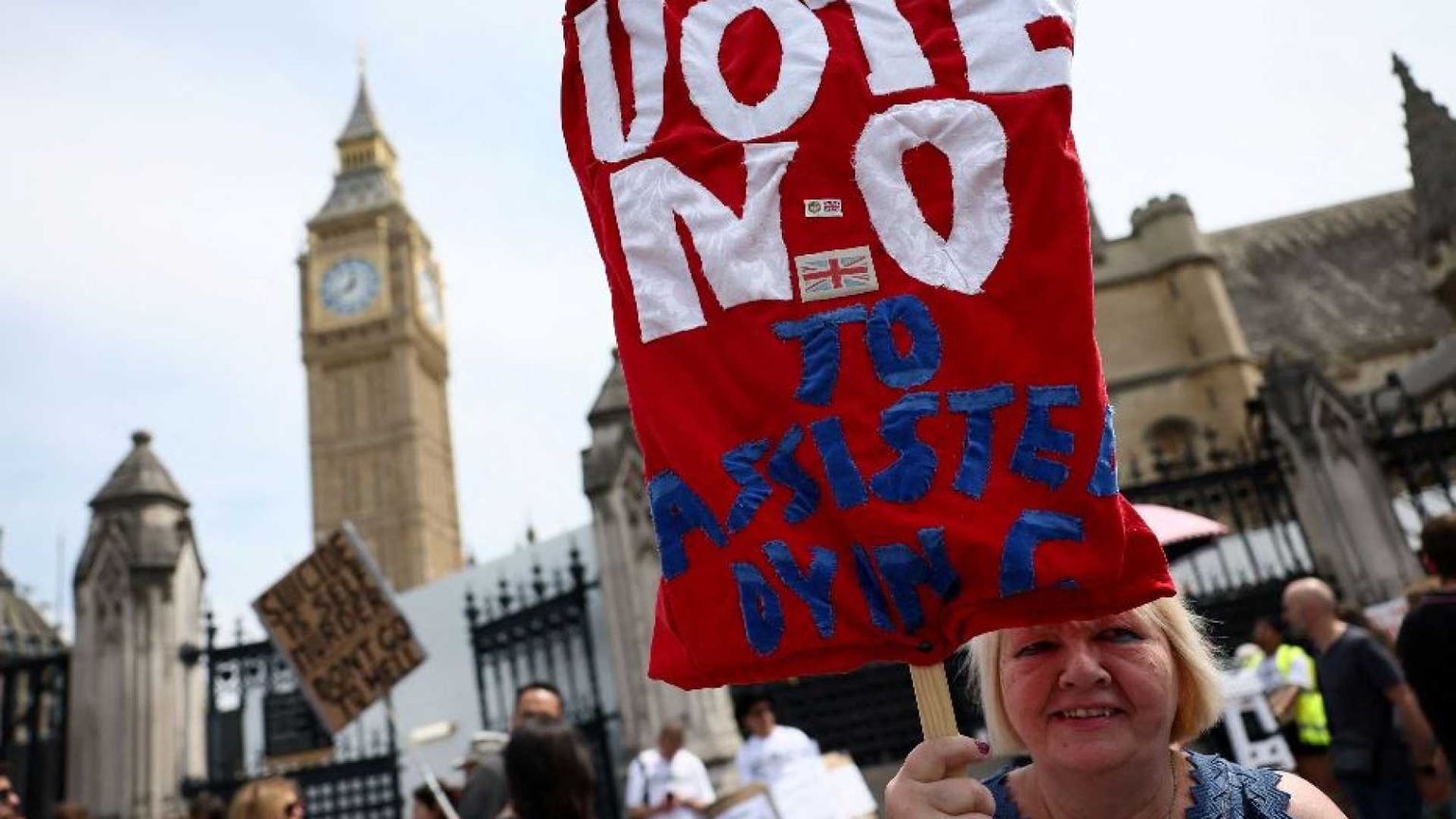 Per soli 23 voti il Parlamento di Londra ha scelto l'eutanasia