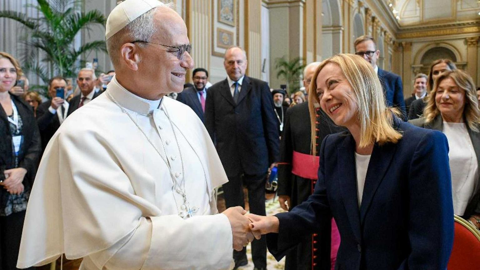 Il Papa incontra i governanti e indica due sfide (e una bussola)