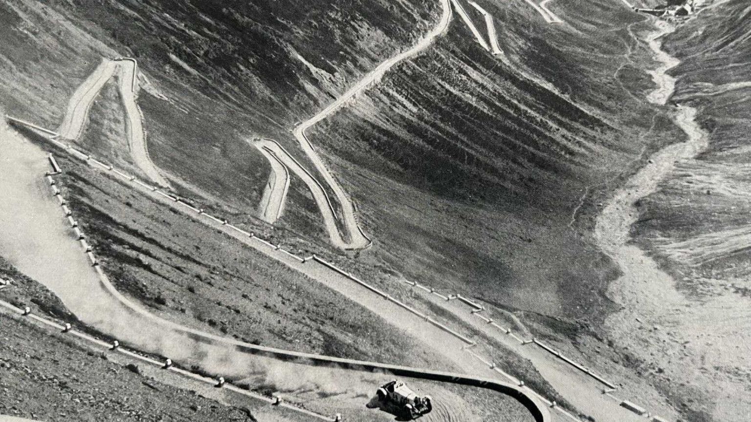 La Strada dello Stelvio ha 200 anni: bici, auto e moto d'epoca la festeggiano