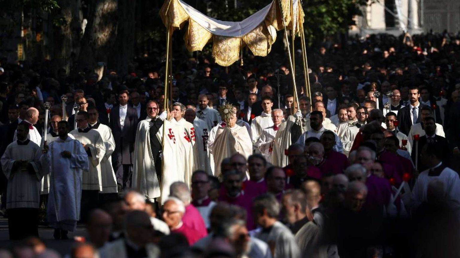 Il Papa a piedi per Roma. «Interi popoli umiliati dall’ingordigia»