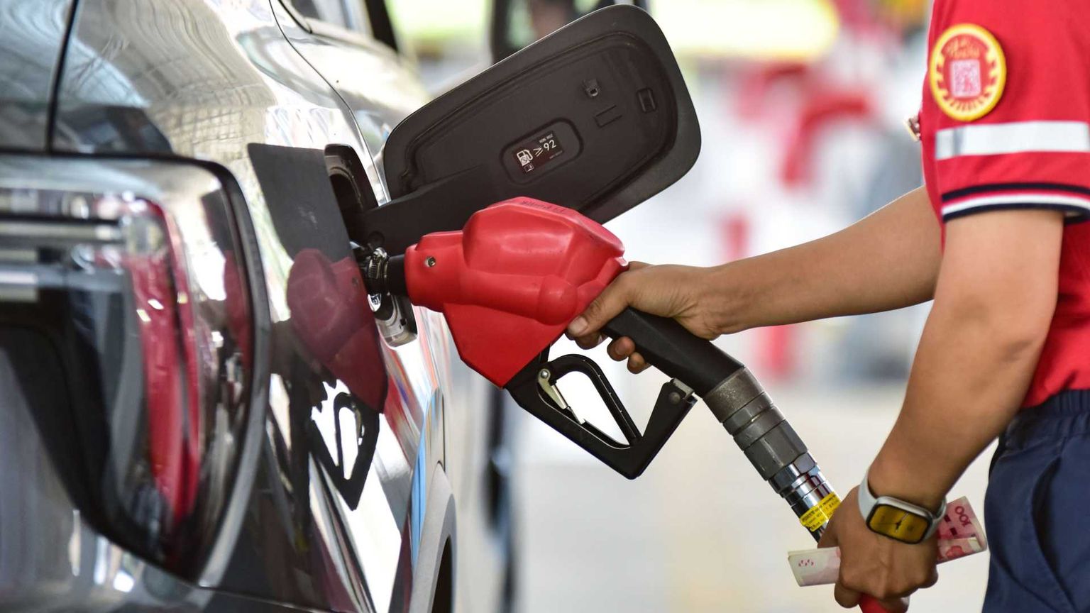 Il petrolio giù, la benzina alle stelle: cosa sta succedendo coi prezzi