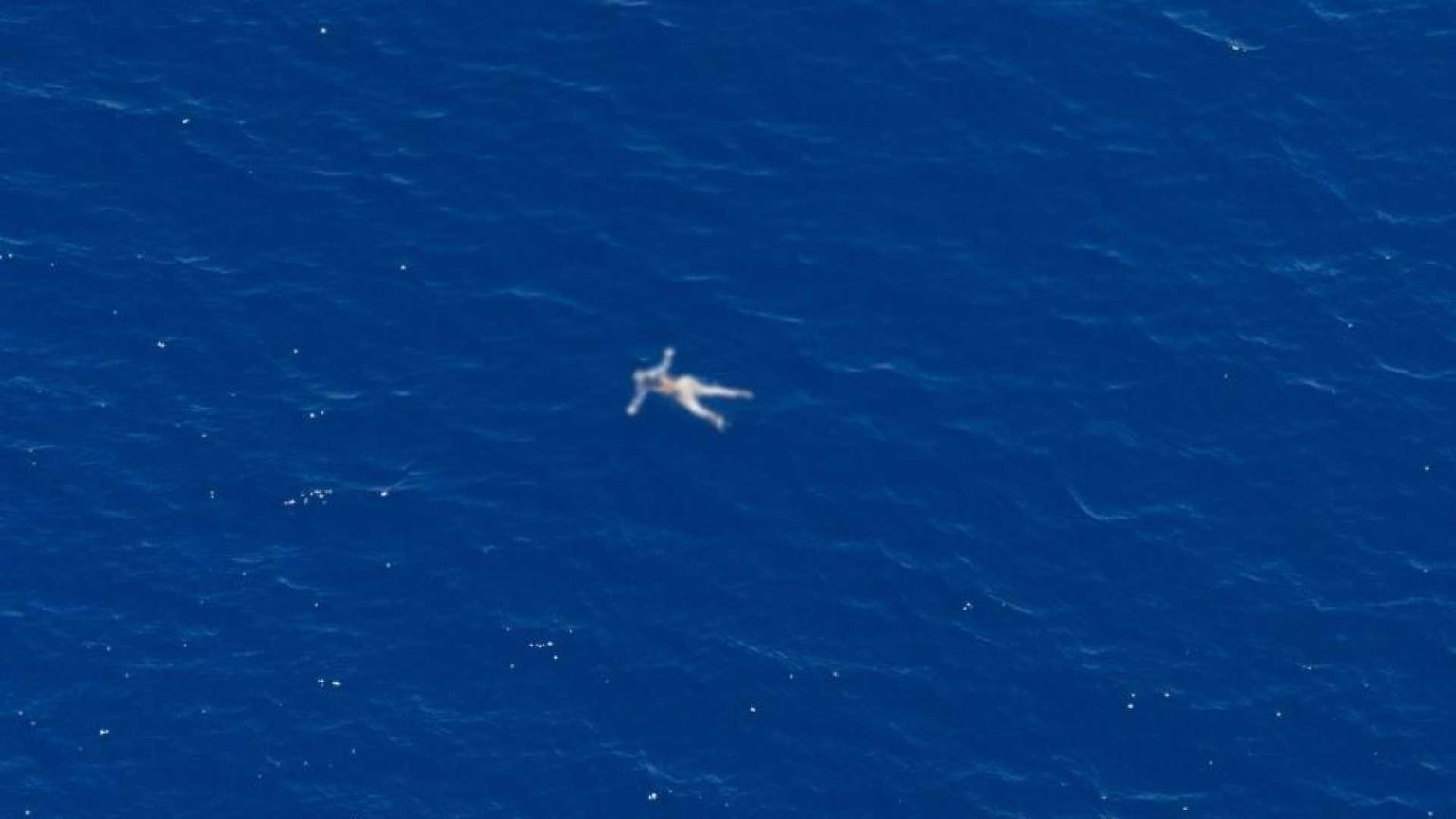 L'orrore in una foto: corpi di migranti galleggiano nel Mediterraneo