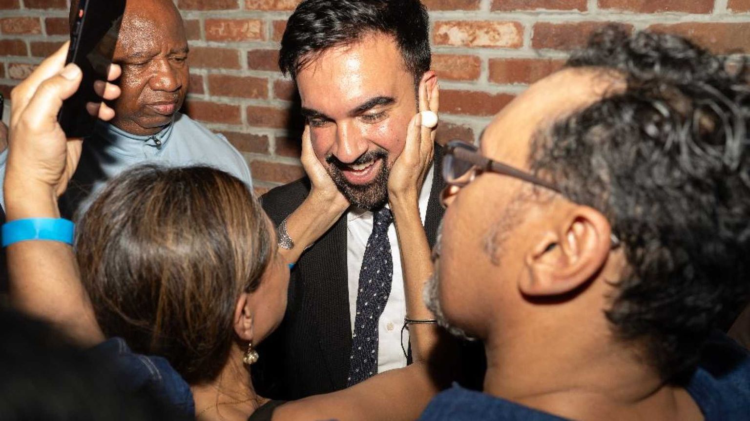 Musulmano e nato in Uganda: chi è il dem che spaventa Trump