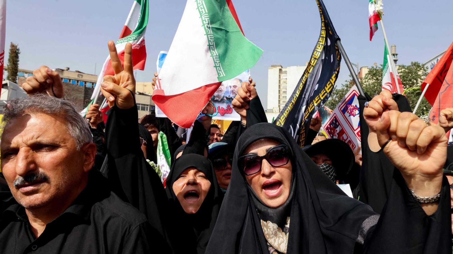 Piazze strapiene per i funerali delle vittime di Israele. Esplosioni a Teheran