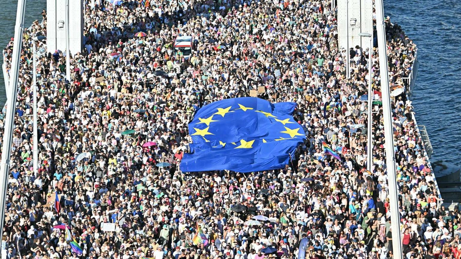 Festa e tensioni, a Budapest il Pride supera i divieti di Orbán