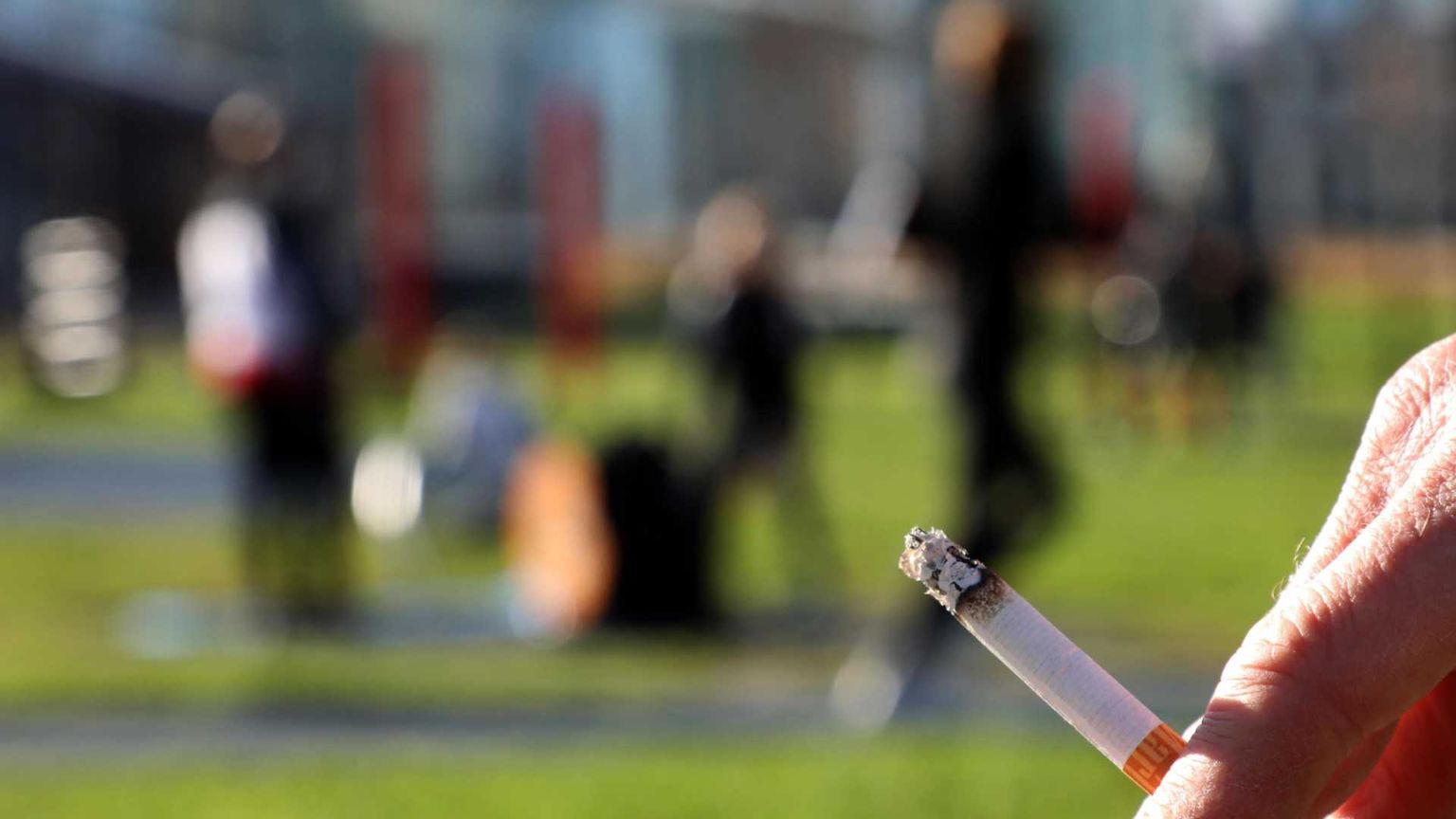 La Francia alza il tiro: fumo vietato in parchi e spiagge