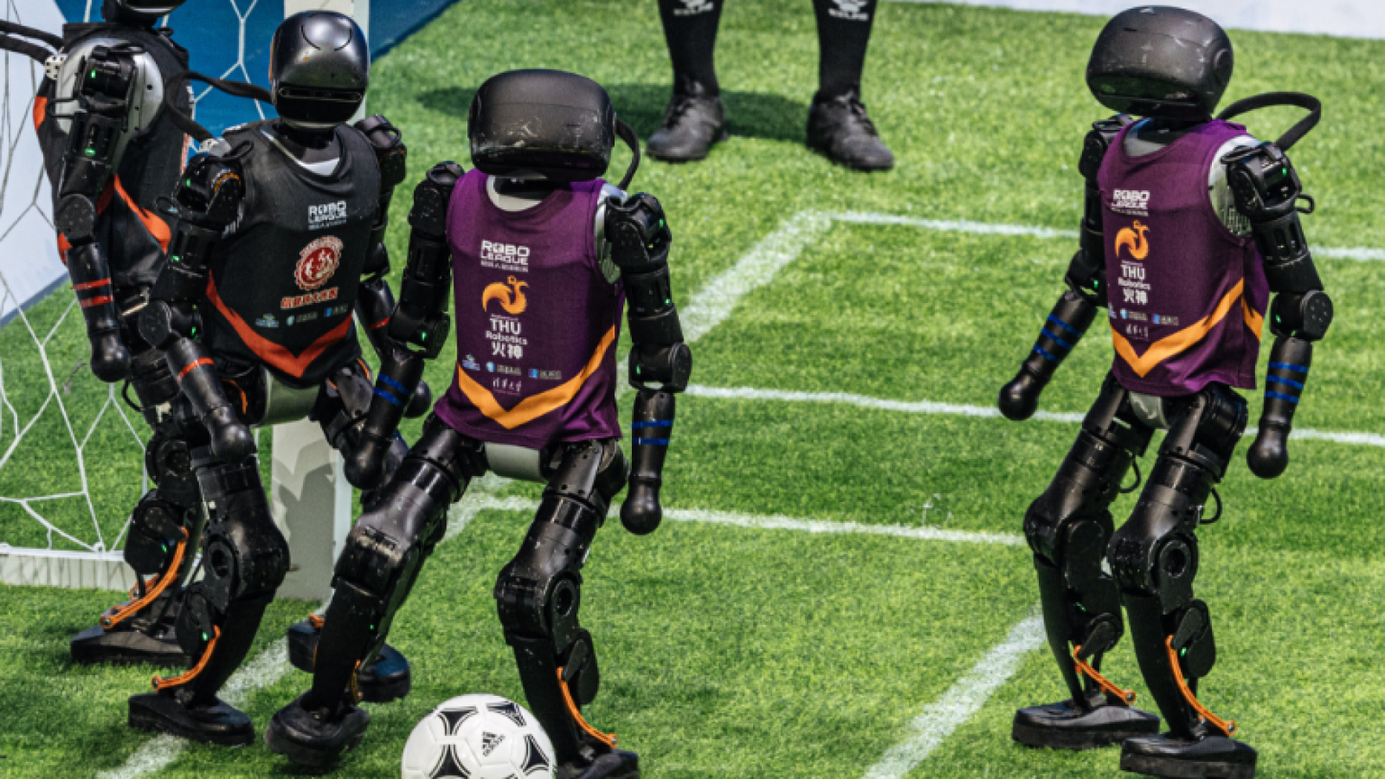 Goffi e poco atletici, i robot cinesi scendono in campo