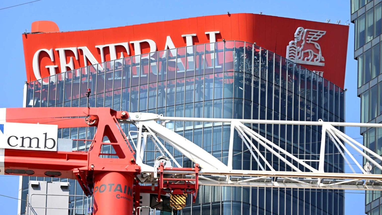 Citylife, il cedimento della scritta Generali sul palazzo: cosa è successo