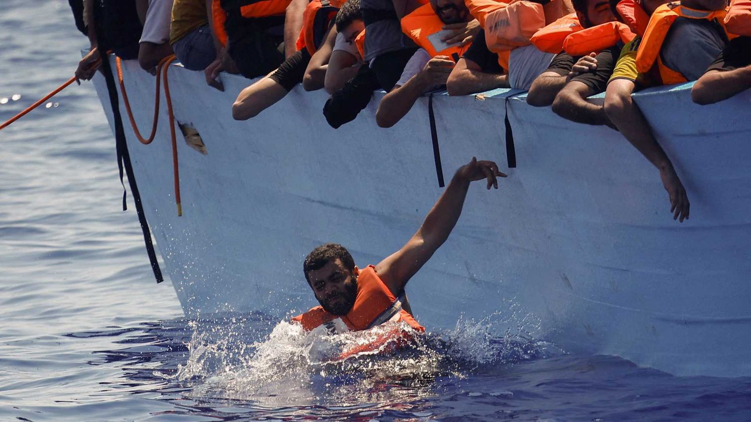 Ancora un naufragio nel Mediterraneo: 87 salvati, annegata una donna