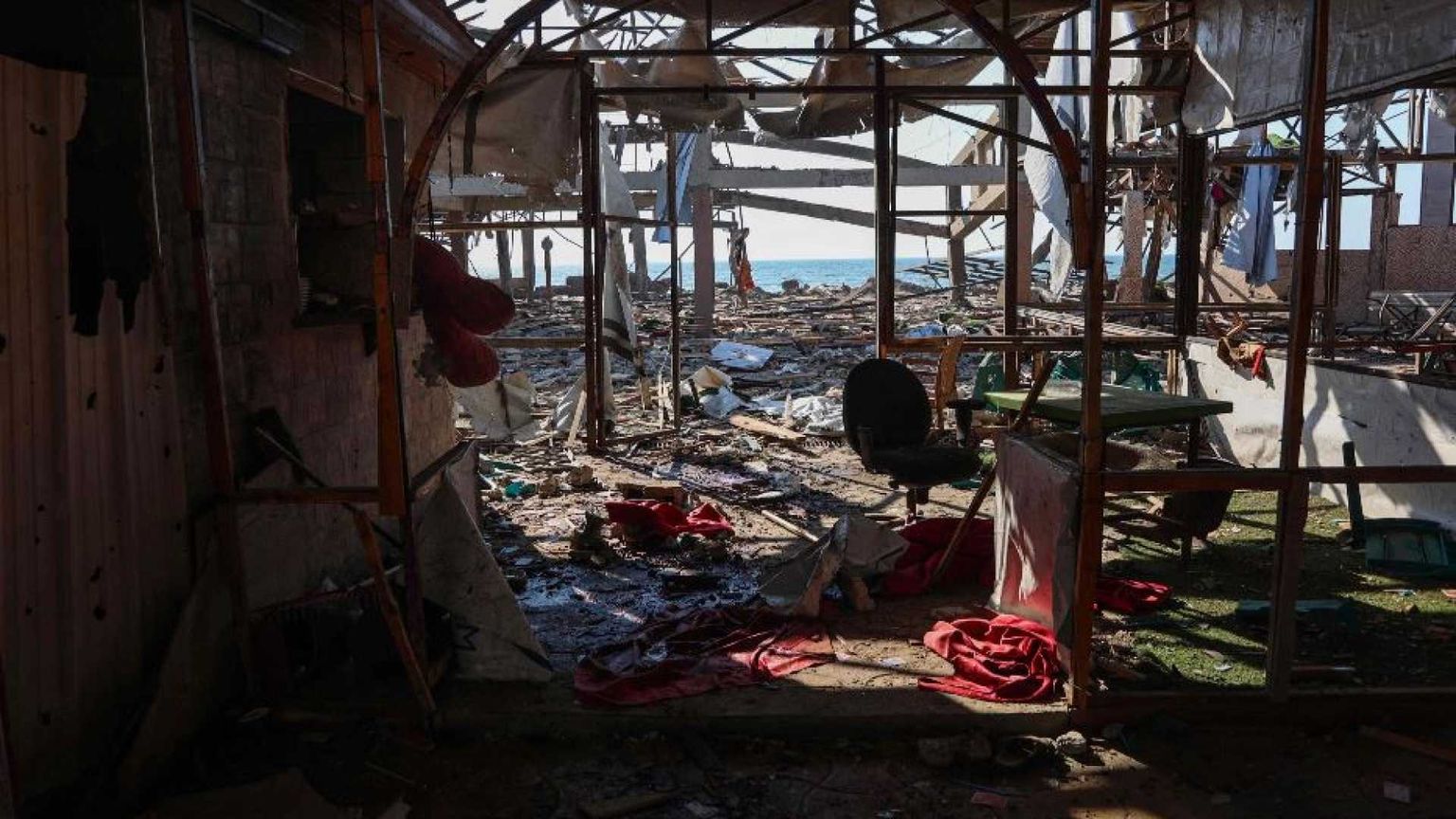 Artisti e giornalisti le vittime all'Internet cafè. Decine di uccisi a Gaza