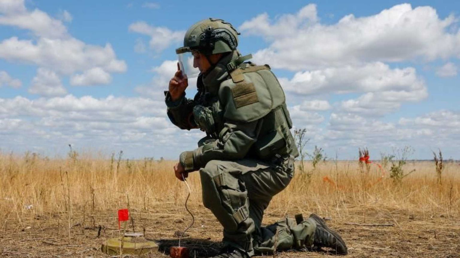 Dentico: «Mine antiuomo in Ucraina? Così a Kiev la guerra non finirà mai»