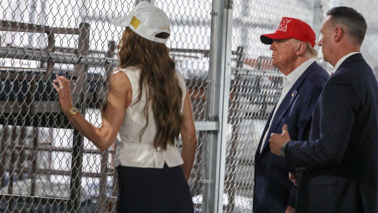 Trump rinchiude gli immigrati nella gabbia: è l'Alcatraz degli alligatori