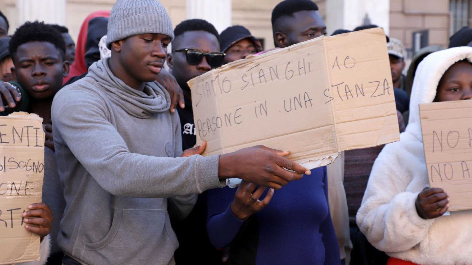 «Le norme sui trattenimenti nei Cpr non rispettano la riserva di legge»