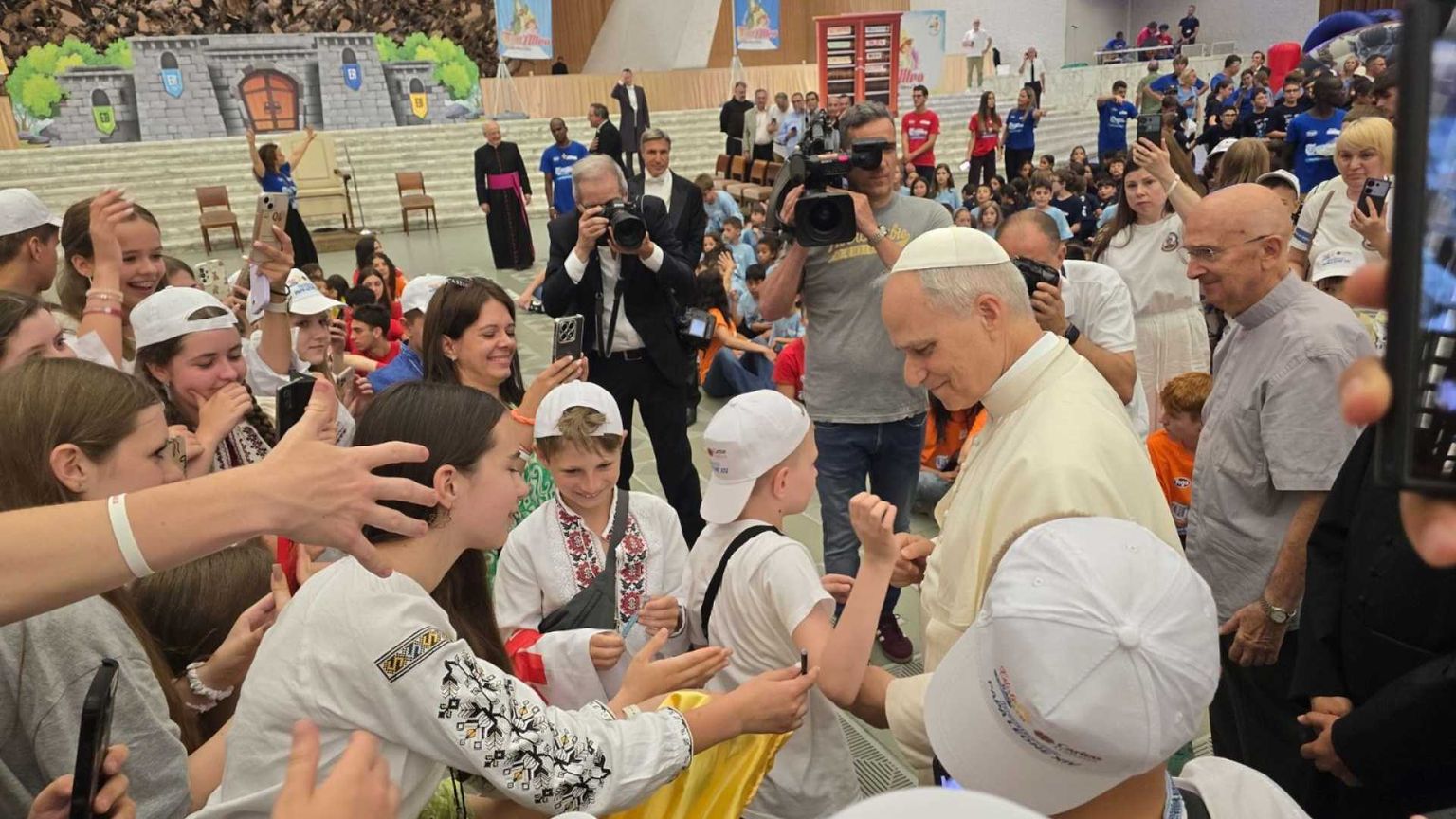 Il Papa ai bambini arrivati dall'Ucraina: «Siate costruttori di amicizie»